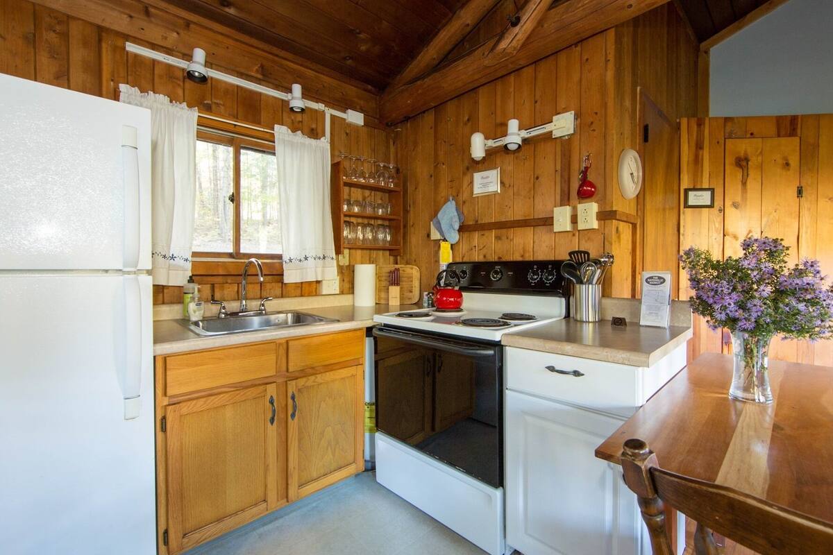 standard cottage, private bathroom, lake view (6 sycamore cottage #6) | 1 bedroom