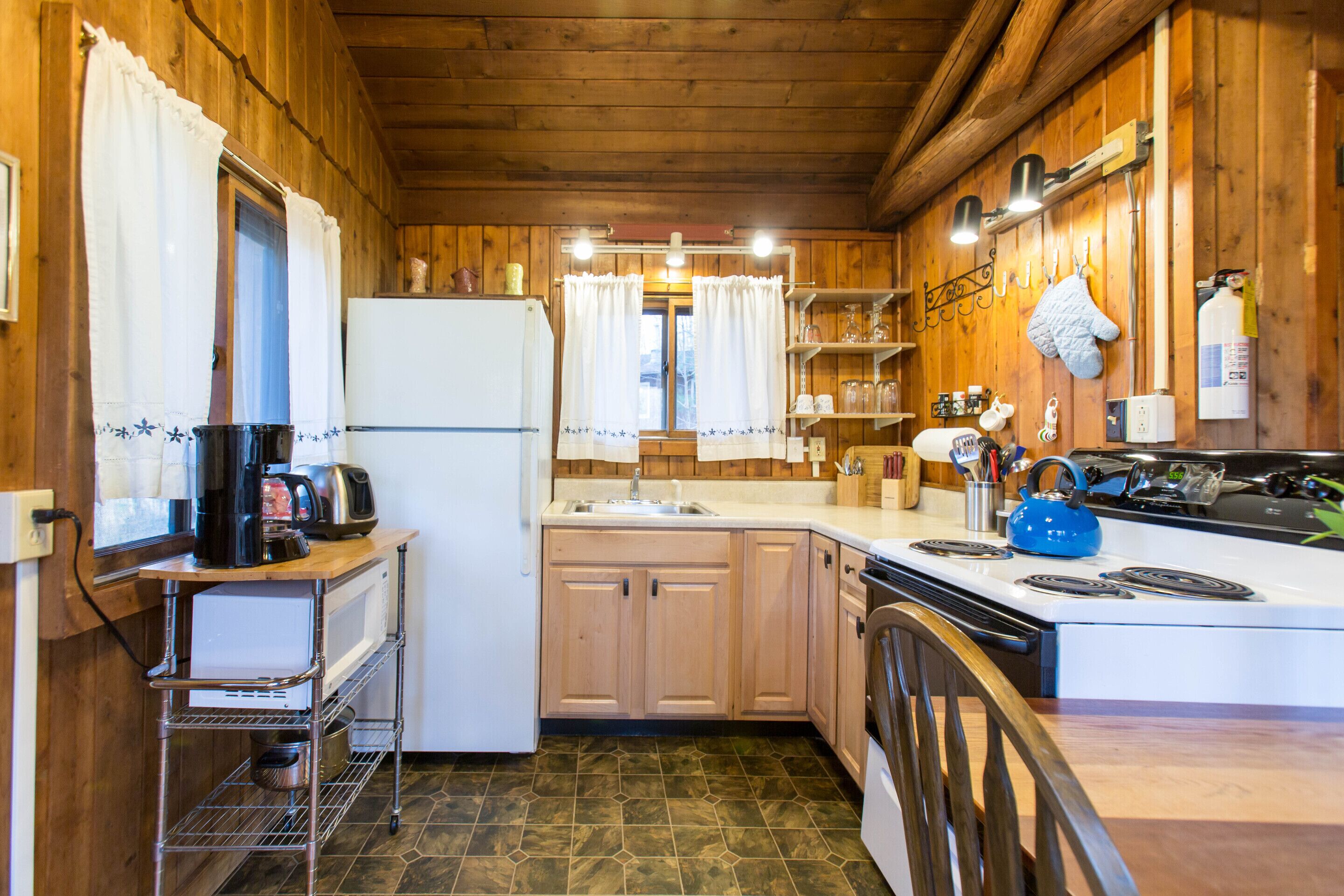 standard cottage, private bathroom, lake view (5 hazelnut cottage #5) | private kitchen