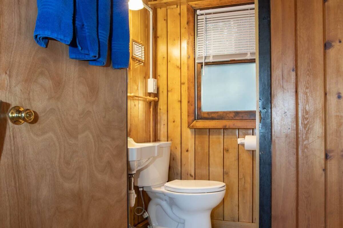 standard cottage, private bathroom, lake view (8 sassafras cottage #8) | bathroom