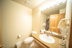 Condo, Multiple Beds, Resort View (Gateway Lodge 5002) | Bathroom | Combined shower/tub, towels - Gateway Lodge 5002 by SummitCove Vacation Lodging (Keystone)