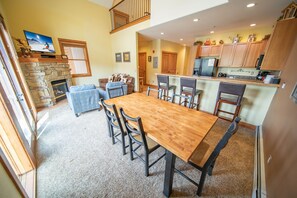 Premier Townhome, 3 Bedrooms, Balcony, Mountain View (Antlers Gulch 303) | Dining room