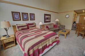 Deluxe Studio, 1 Queen Bed with Sofa bed, Kitchen, Resort View (Slopeside 2771) | Individually decorated, individually furnished, laptop workspace