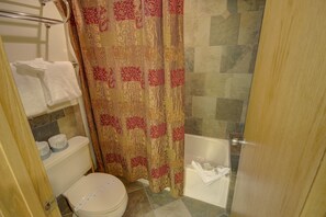Deluxe Studio, 1 Queen Bed with Sofa bed, Kitchen, Resort View (Slopeside 2771) | Bathroom | Combined shower/tub, hair dryer, towels, soap