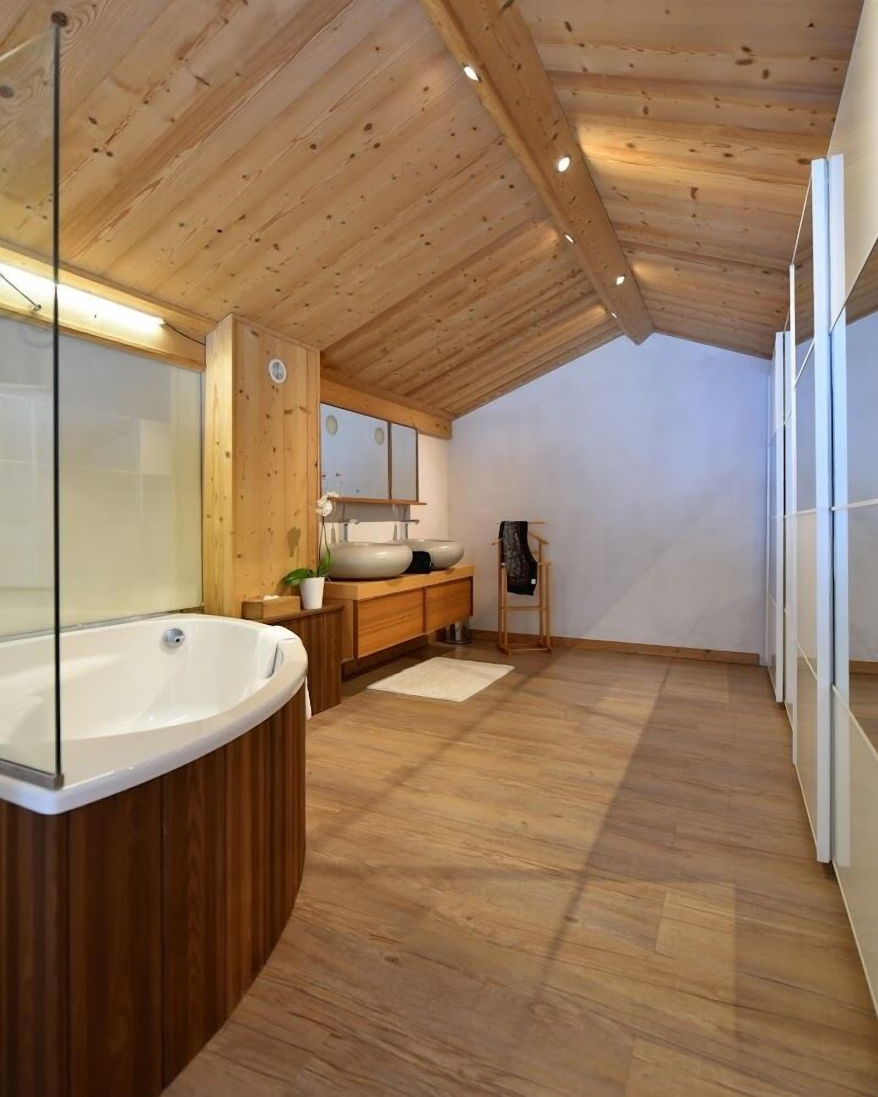 duplex, 2 bedrooms, balcony, mountainside | private spa tub