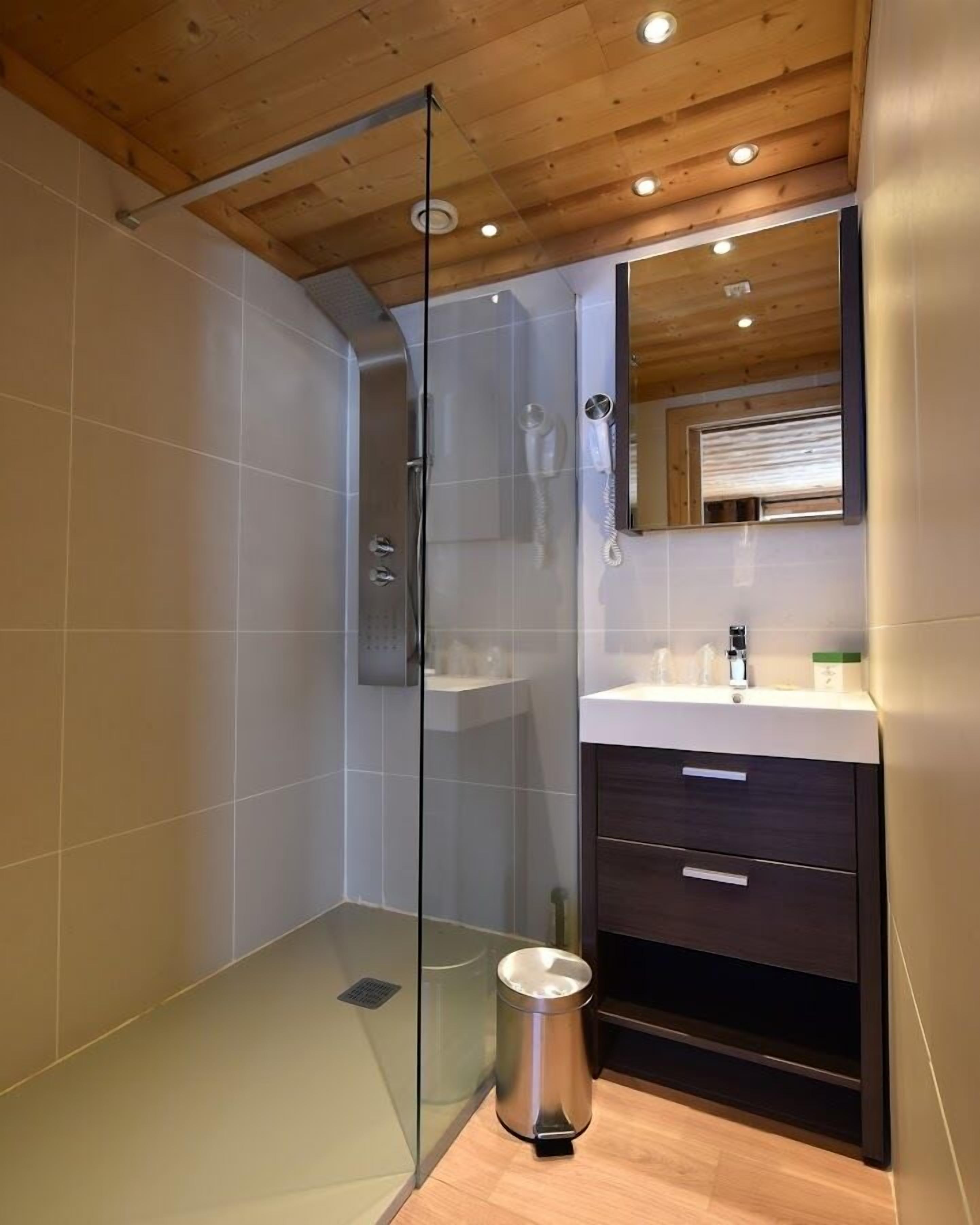 duplex, 2 bedrooms, balcony, mountainside | bathroom shower