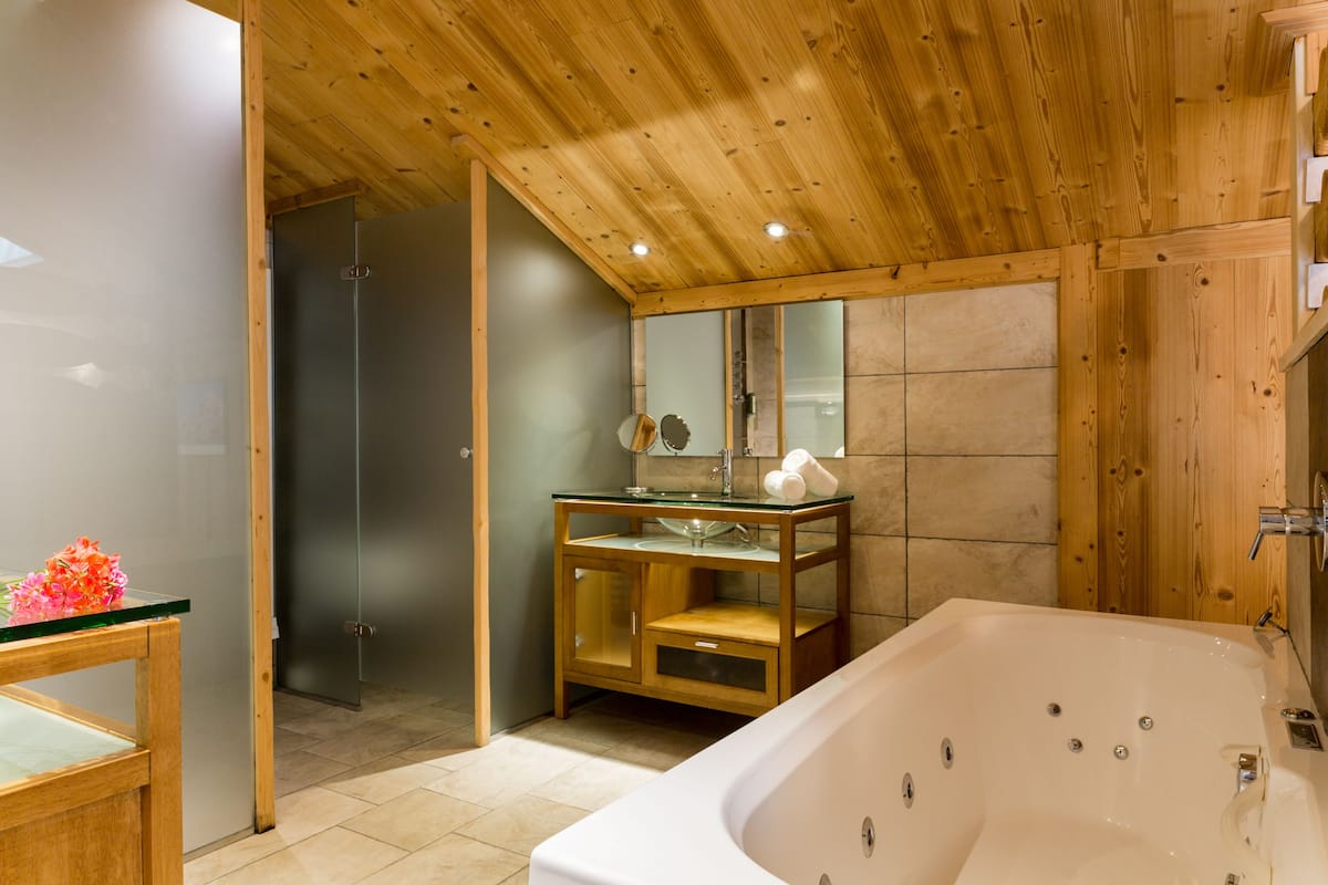 Suite, Mehrere Betten, Bergseite | Zimmersafe, Schreibtisch, schallisolierte Zimmer, Bügeleisen/Bügelbrett