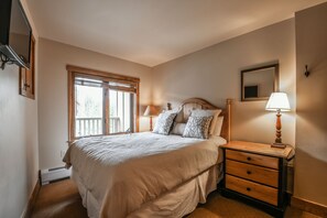 Apartamento, varias camas, vistas a la montaña (Red Hawk Lodge 2269) | 1 dormitorio, decoración individual, mobiliario individual