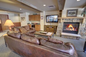 Lobby sitting area - Red Hawk Lodge 2269 (Keystone)