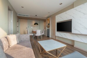 32-inch Smart TV with cable channels, TV - Zayn Hotel Bangkok (Bangkok)