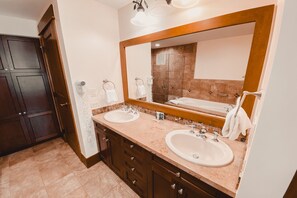 公寓式客房, 多张床, 山景 (Lone Eagle 3000) | 浴室 | 独立的浴缸和淋浴、按摩浴缸、吹风机、毛巾