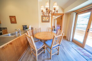 Dining room - Springs 8909 (Keystone)