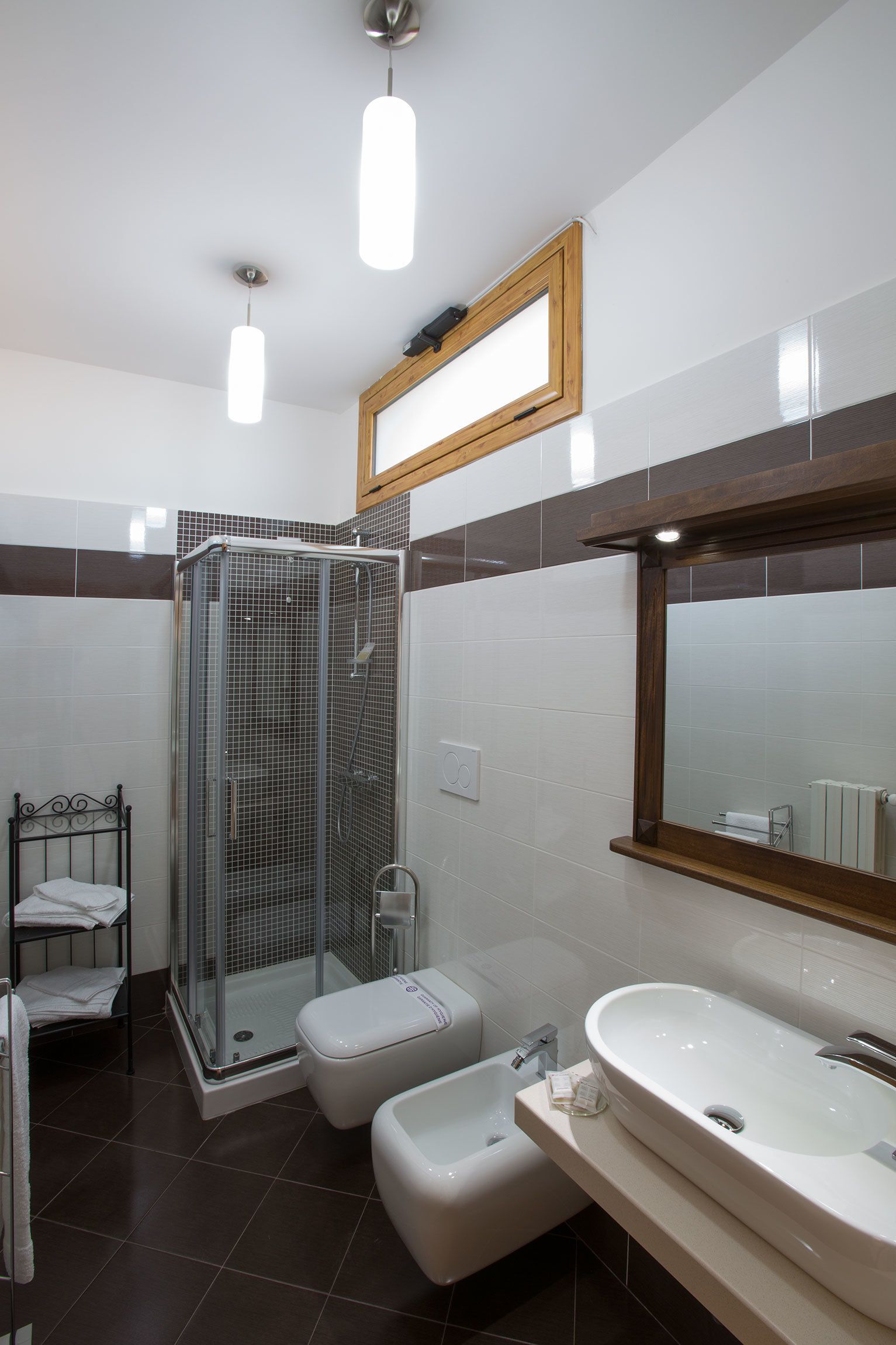 Habitación Confort doble, baño privado | Baño | Ducha, artículos de higiene personal gratuitos, secador de pelo y bidé