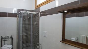 Habitación Confort doble, baño privado | Baño | Ducha, artículos de higiene personal gratuitos, secador de pelo y bidé