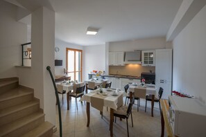 Petit déjeuner composé de spécialités régionales (5.00 EUR par personne)