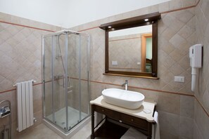 Superior-Doppelzimmer | Badezimmer | Dusche, kostenlose Toilettenartikel, Haartrockner, Bidet