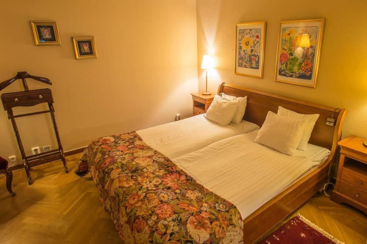 Escritorio, espacio para trabajar con laptop y cortinas blackout 