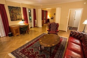 Individually decorated, individually furnished, desk, laptop workspace - Hotel De Geer (Finspang)