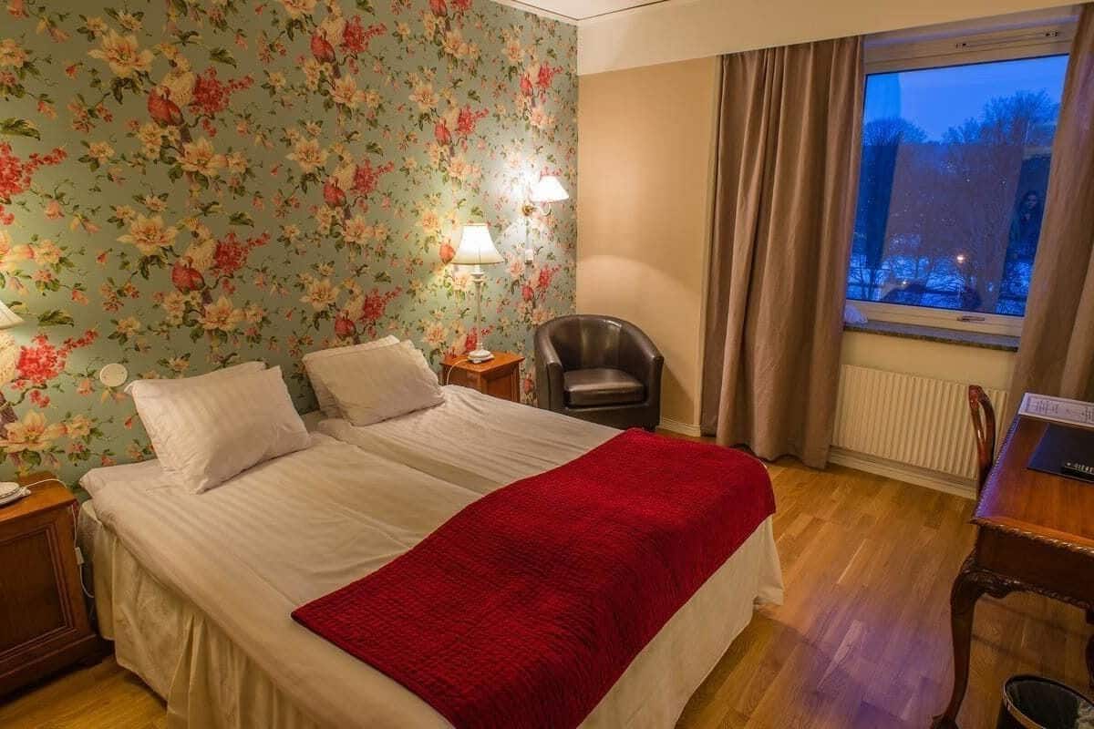 Escritorio, espacio para trabajar con laptop y cortinas blackout 