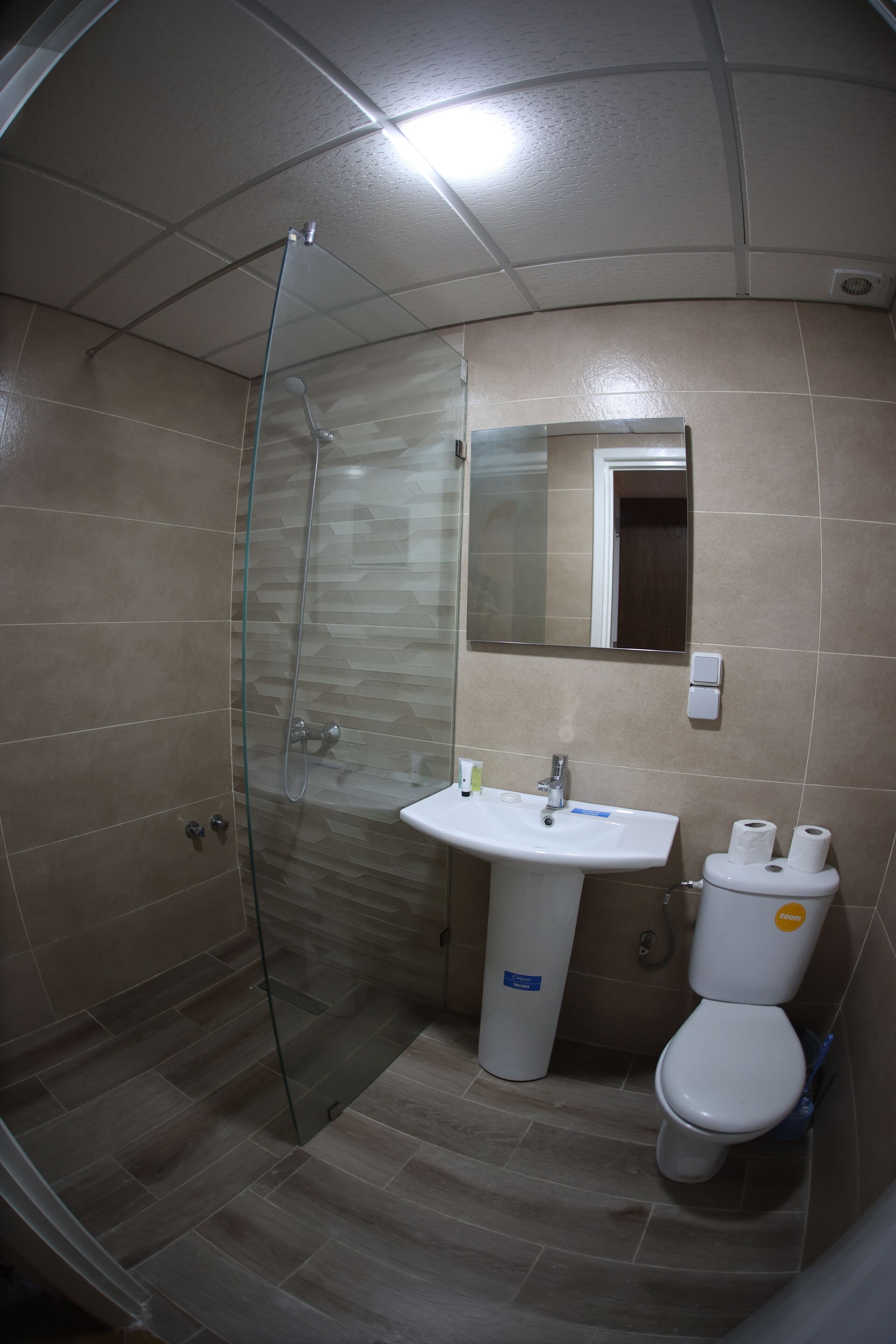 deluxe twin room | bathroom | separate bathtub and shower, free toiletries, towels
