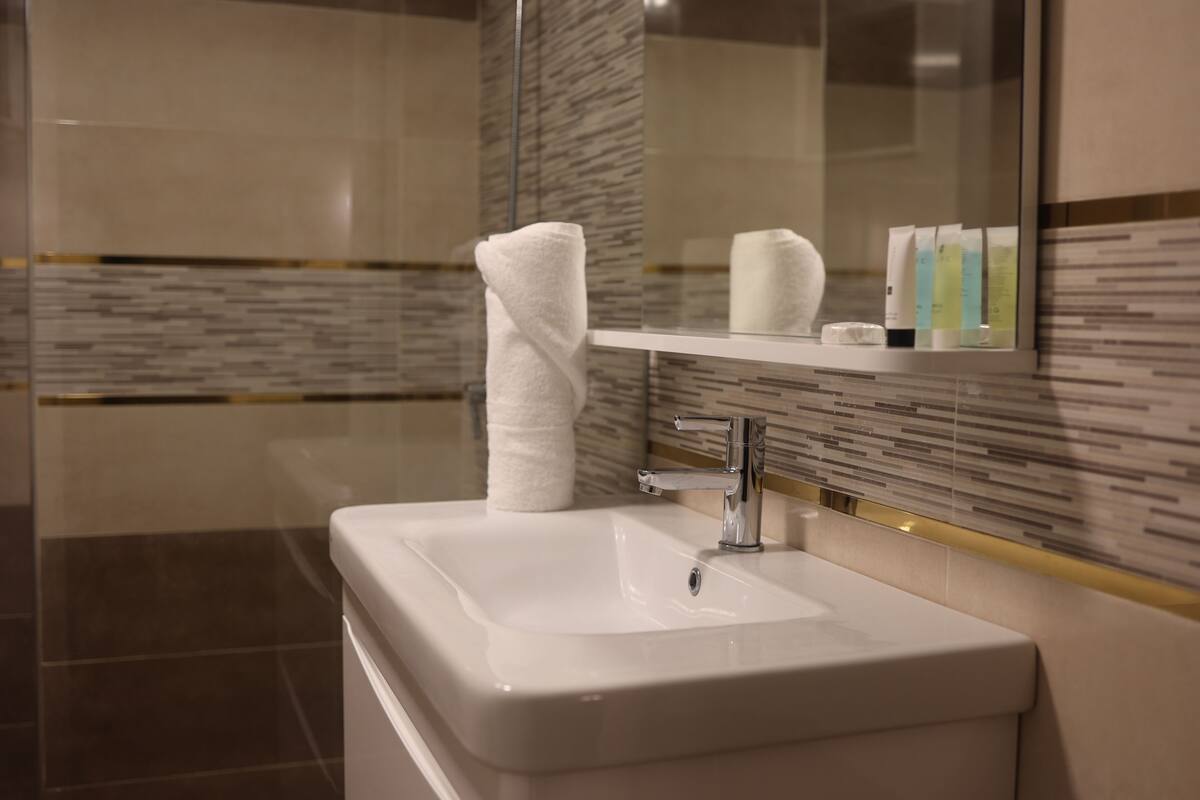 triple room | bathroom | separate bathtub and shower, free toiletries, towels