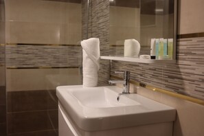 Triple Room | Bathroom | Separate tub and shower, free toiletries, towels - Hôtel Des Lilas (Oujda)