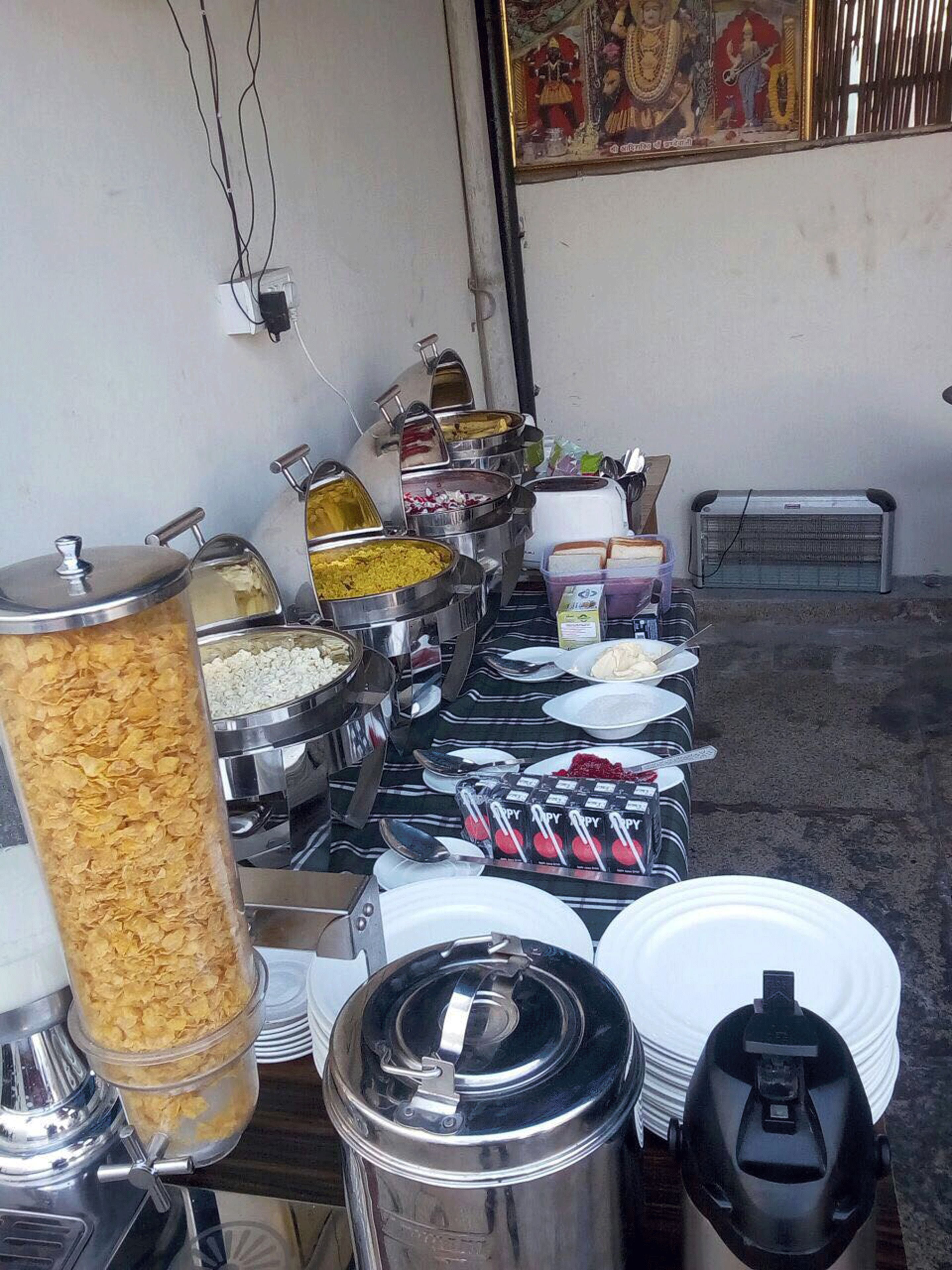 فطور أوروبي يوميًا بتكلفة قدرها (150 INR للشخص)