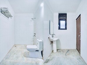 Dusche, kostenlose Toilettenartikel, Haartrockner, Handtücher