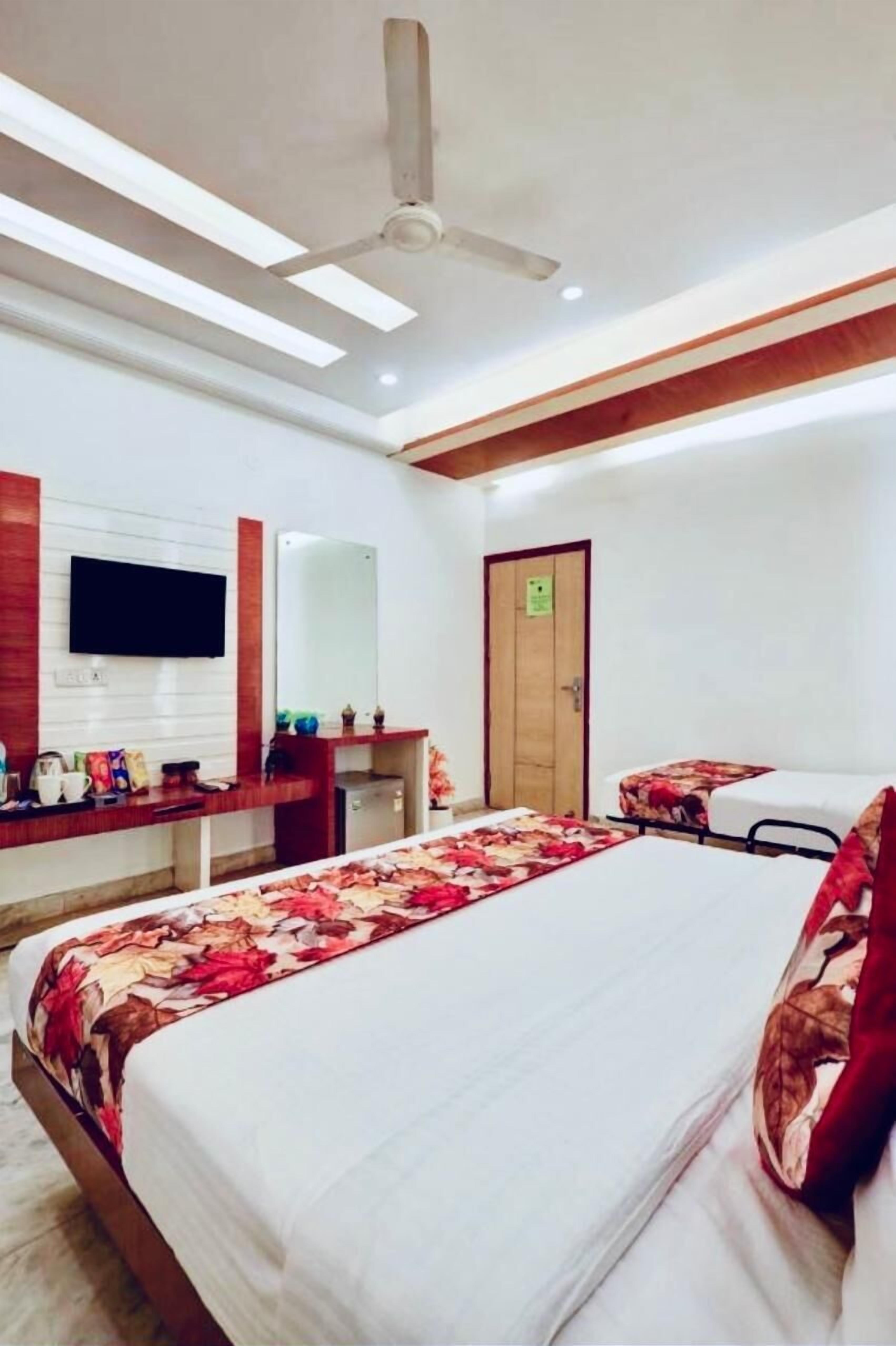 Deluxe Triple Room, 1 Double Bed, City View | Premium bedding, memory foam beds, free WiFi, bed sheets