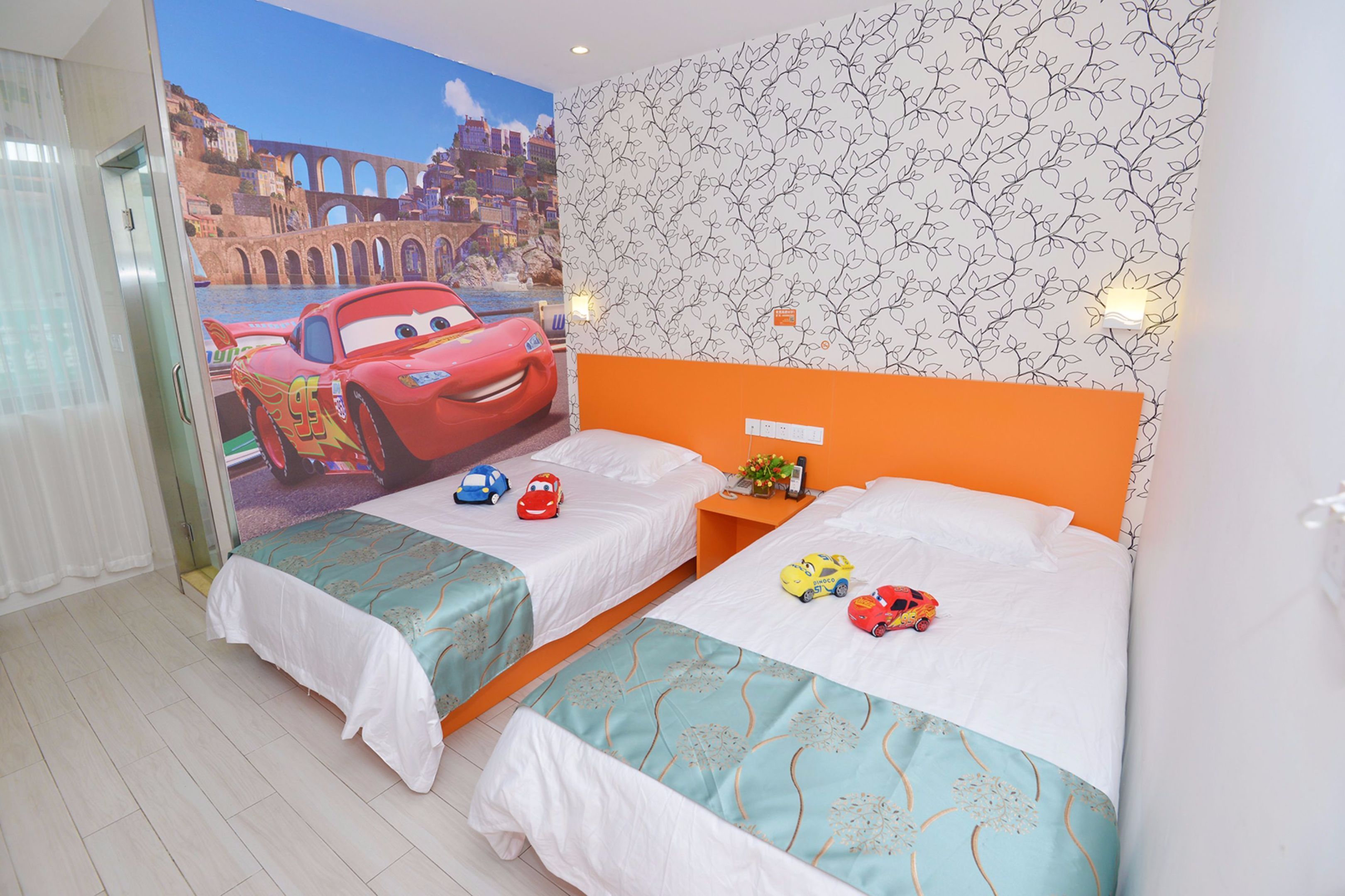 Deluxe-Zweibettzimmer | Schreibtisch, Verdunkelungsvorhänge, kostenloses WLAN