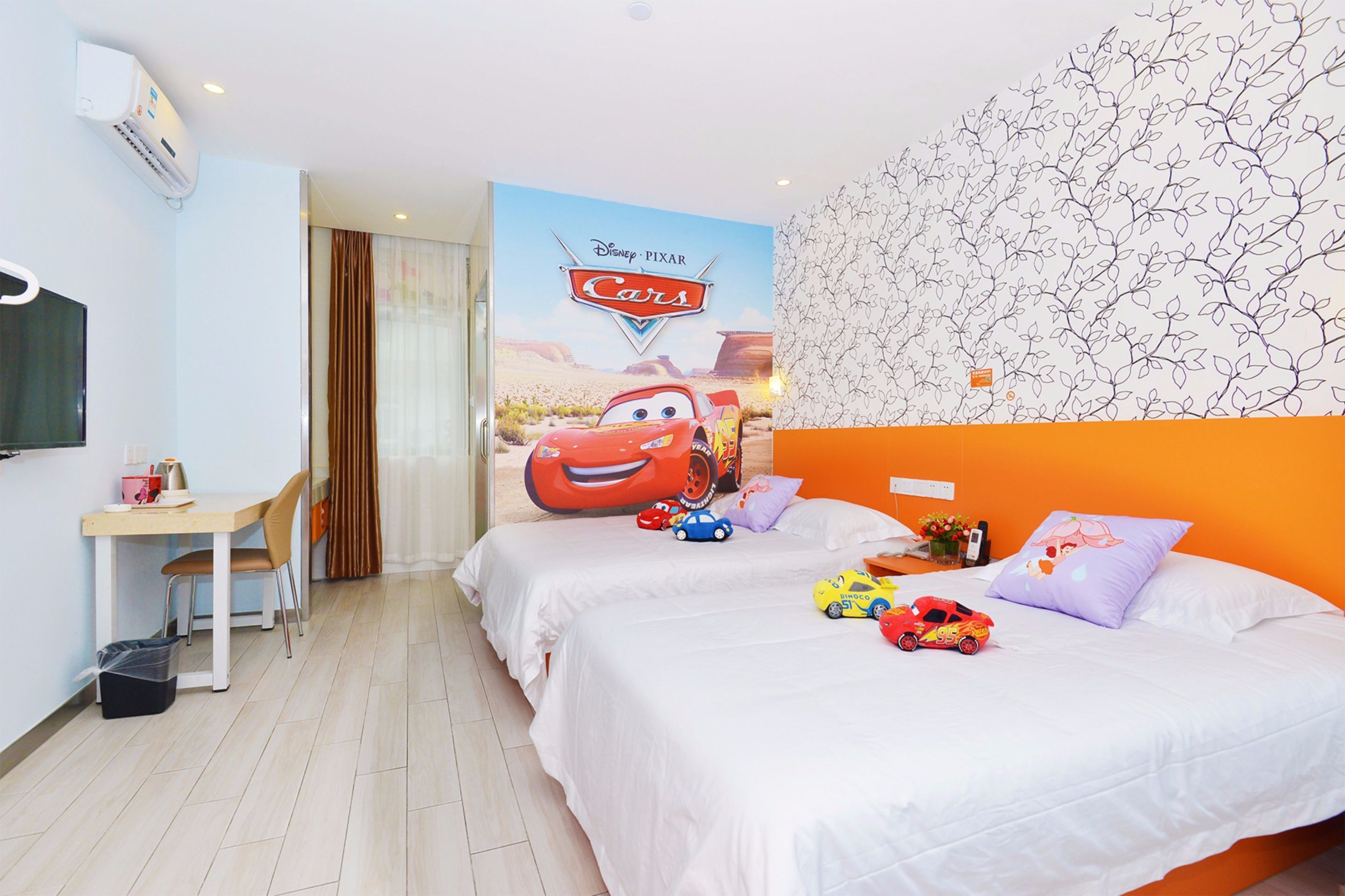 Familienzimmer | Schreibtisch, Verdunkelungsvorhänge, kostenloses WLAN