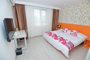 Schreibtisch, Verdunkelungsvorhänge, kostenloses WLAN