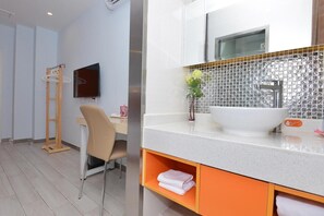 Dusche, kostenlose Toilettenartikel, Haartrockner, Hausschuhe