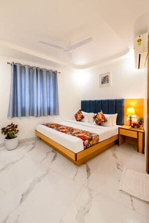 Deluxe Double Room, 1 Bedroom | Minibar, in-room safe, free WiFi, bed sheets - New King by Backpackers Heaven (New Delhi)