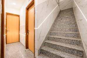 Flat-screen TV - New King by Backpackers Heaven (New Delhi)