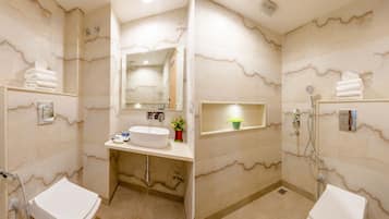 Triple Room | Bathroom | Shower, rainfall showerhead, free toiletries, hair dryer