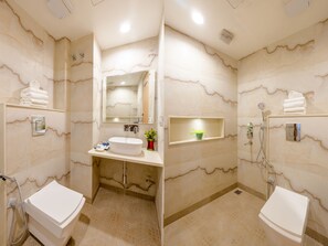 Camera tripla | Bagno | Doccia, soffione a pioggia, set di cortesia gratuito, asciugacapelli