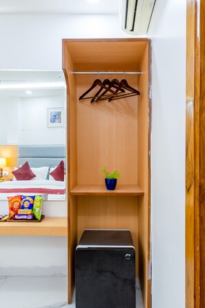 Deluxe Double Room, 1 Bedroom | Minibar, in-room safe, free WiFi, bed sheets - New King by Backpackers Heaven (New Delhi)