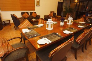 Desayuno con opciones de la cocina local incluido todos los días