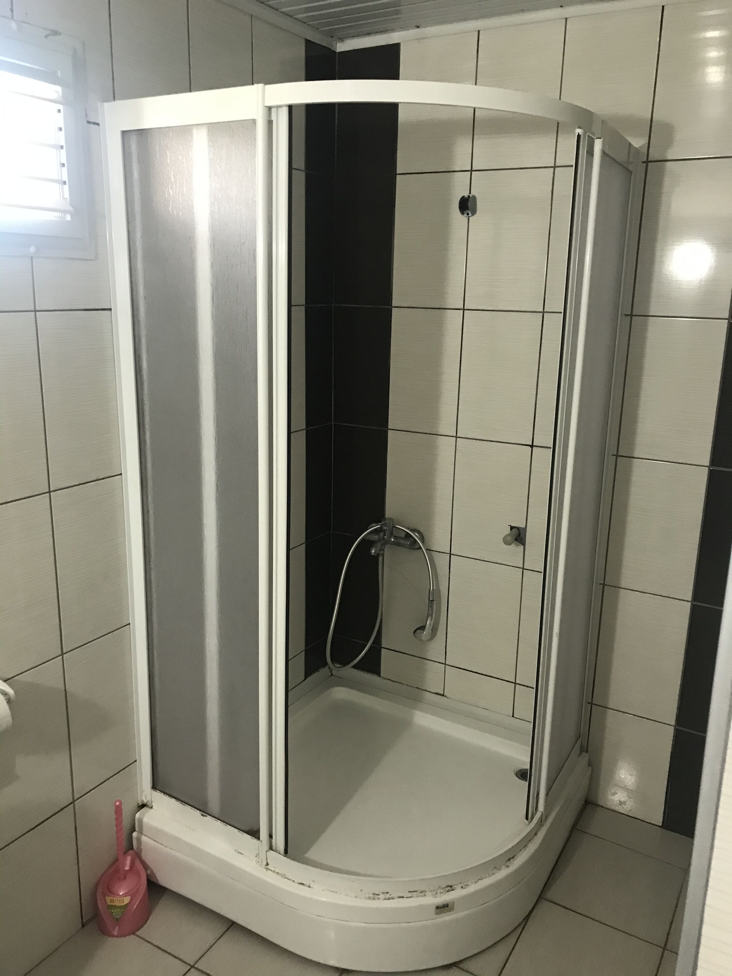 تجهيزات دش، مستلزمات مجانية للعناية الشخصية، مجففات شعر، خف للقدمين