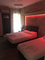 Ropa de cama de alta calidad, escritorio y cortinas blackout 