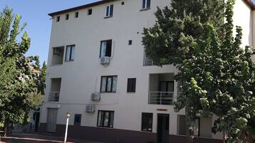 Premium bedding, desk, blackout drapes, soundproofing