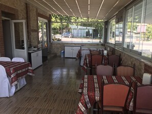 供应早餐、午餐和晚餐，土耳其菜