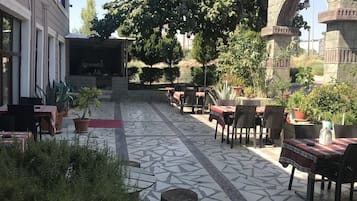 Se sirven desayunos, almuerzos y cenas; cocina turca