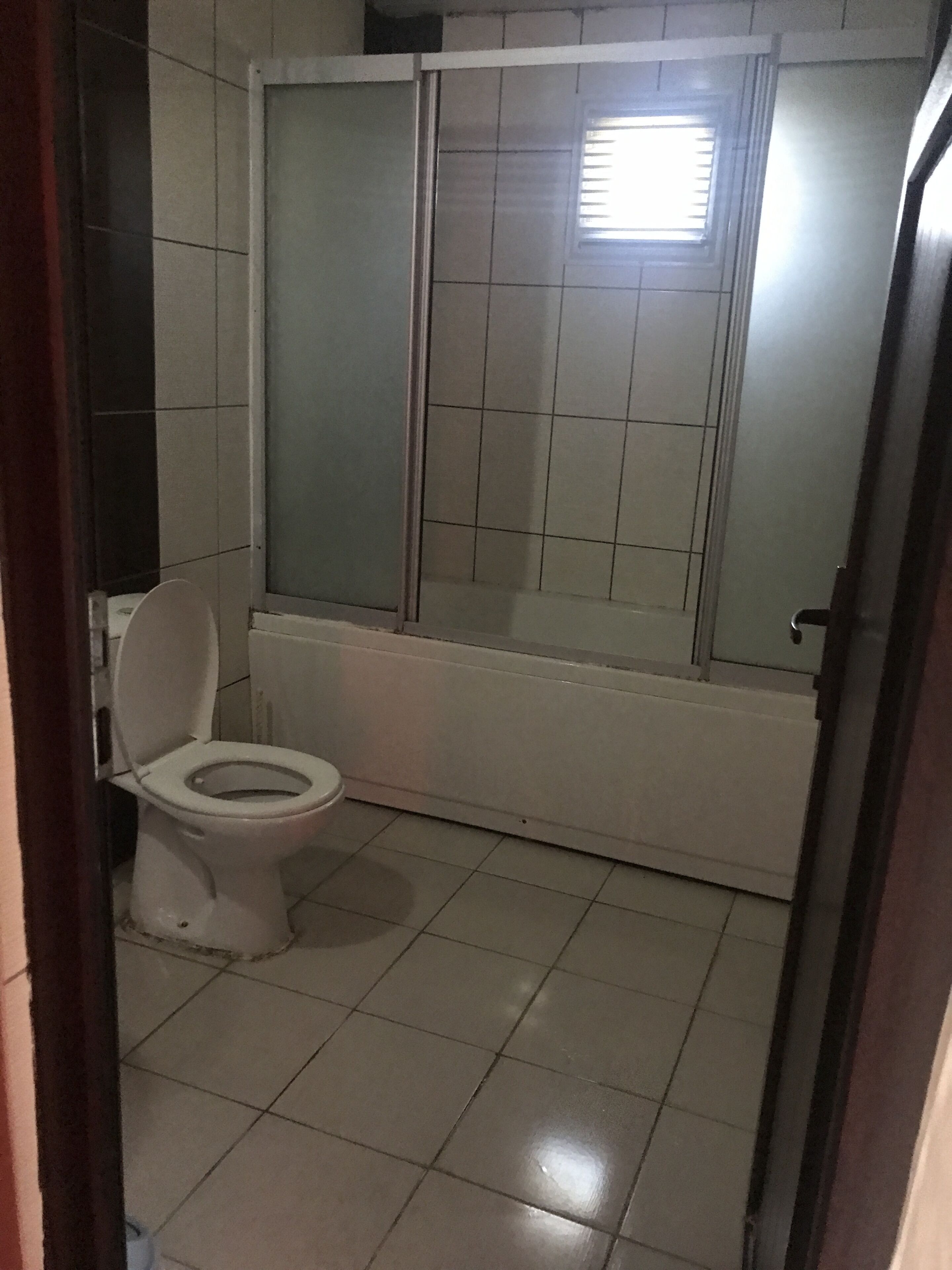 A bathroom with a toilet, a shower enclosure, and a bathtub.