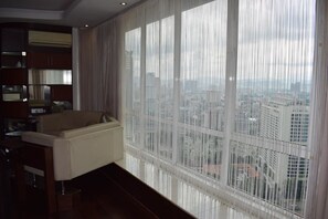 1 bedroom, desk, laptop workspace, soundproofing - KLCC Parkview Residence Suites (Kuala Lumpur)