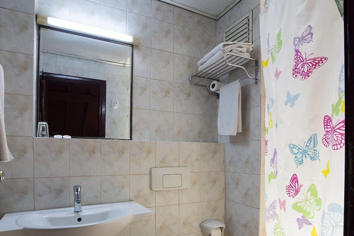 Dusch, gratis toalettartiklar, hårtork och tofflor