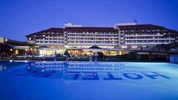 Inomhuspool och utomhuspool