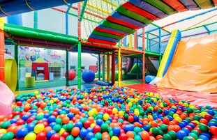 Zona de juegos infantil cubierta