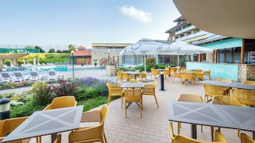 Bar junto a la piscina