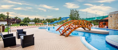 Una piscina techada, una piscina al aire libre